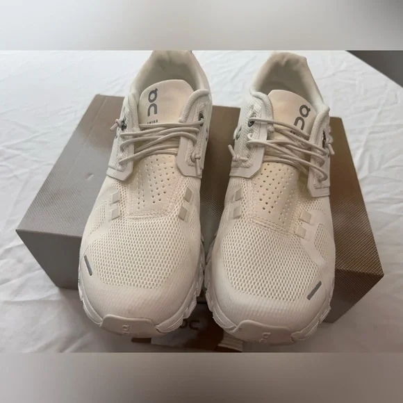 On Running Cloud 5 All White 59.98902 Running Shoes Women size 7 - Picture 2 of 13